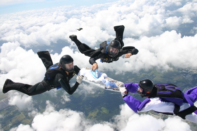 extreme-ironing-sky-dive